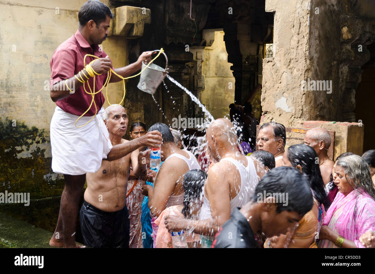 Pèlerins à la 22-stations-douche-cercle autour du Temple Ramanathaswamy, une cérémonie pour le lavage de voiture peu de péchés, , Inde Banque D'Images