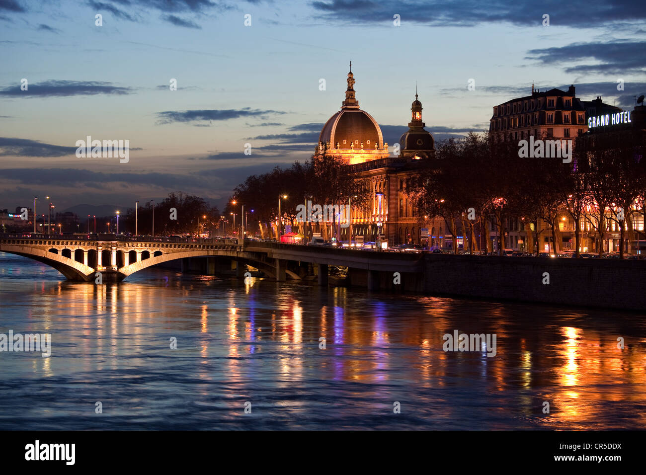 France, Rhône, Lyon, site historique classé au Patrimoine Mondial de l'UNESCO, le Pont Wilson (Wilson) au-dessus du pont du Rhône et de l'hôtel Banque D'Images