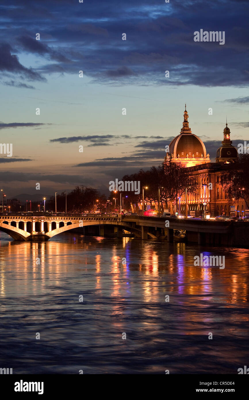 France, Rhône, Lyon, site historique classé au Patrimoine Mondial de l'UNESCO, le Pont Wilson (Wilson) au-dessus du pont du Rhône et de l'hôtel Banque D'Images