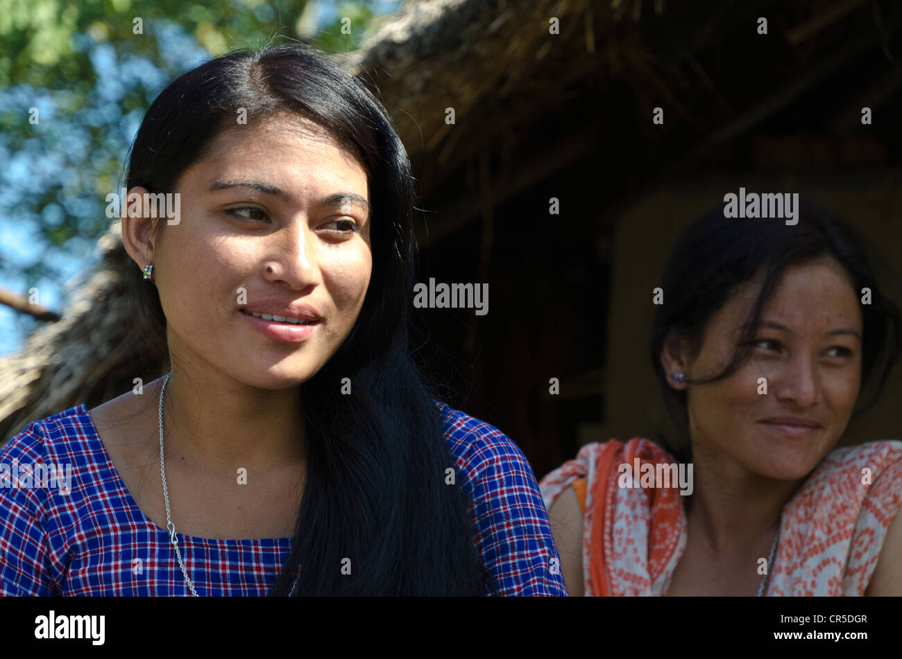 Les jeunes femmes de la tribu dans Borbil Mishing Village, Inde, Asie Banque D'Images