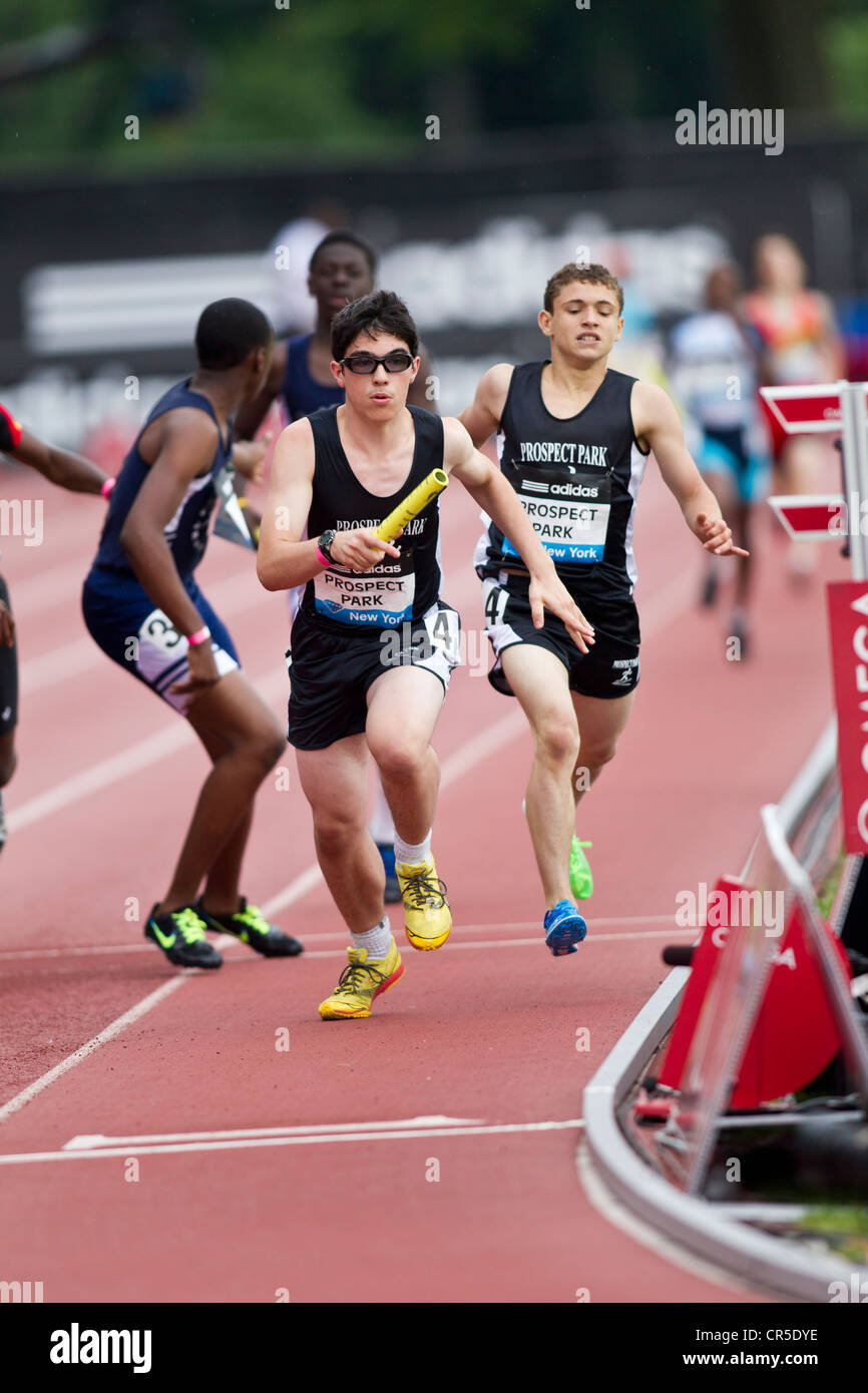 Le parc Prospect concurrentes dans les jeunes garçons' 4x400m relais au Grand Prix de New York 2012, Icahn Stadium, Randall's Island, New York Banque D'Images