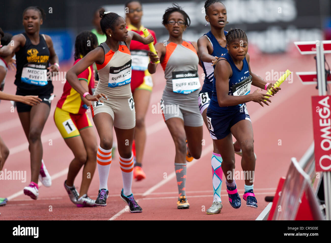 East New York Les impalas concurrentes dans les jeunes filles' 4x400m relais au Grand Prix de NEW YORK 2012 Banque D'Images