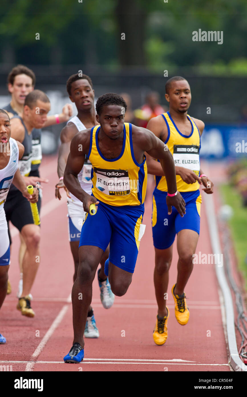 St Elizabeth's concurrentes dans les Junior Boys' 4x400m relais au Grand Prix de New York 2012, Icahn Stadium, Randall's Island, New York Banque D'Images