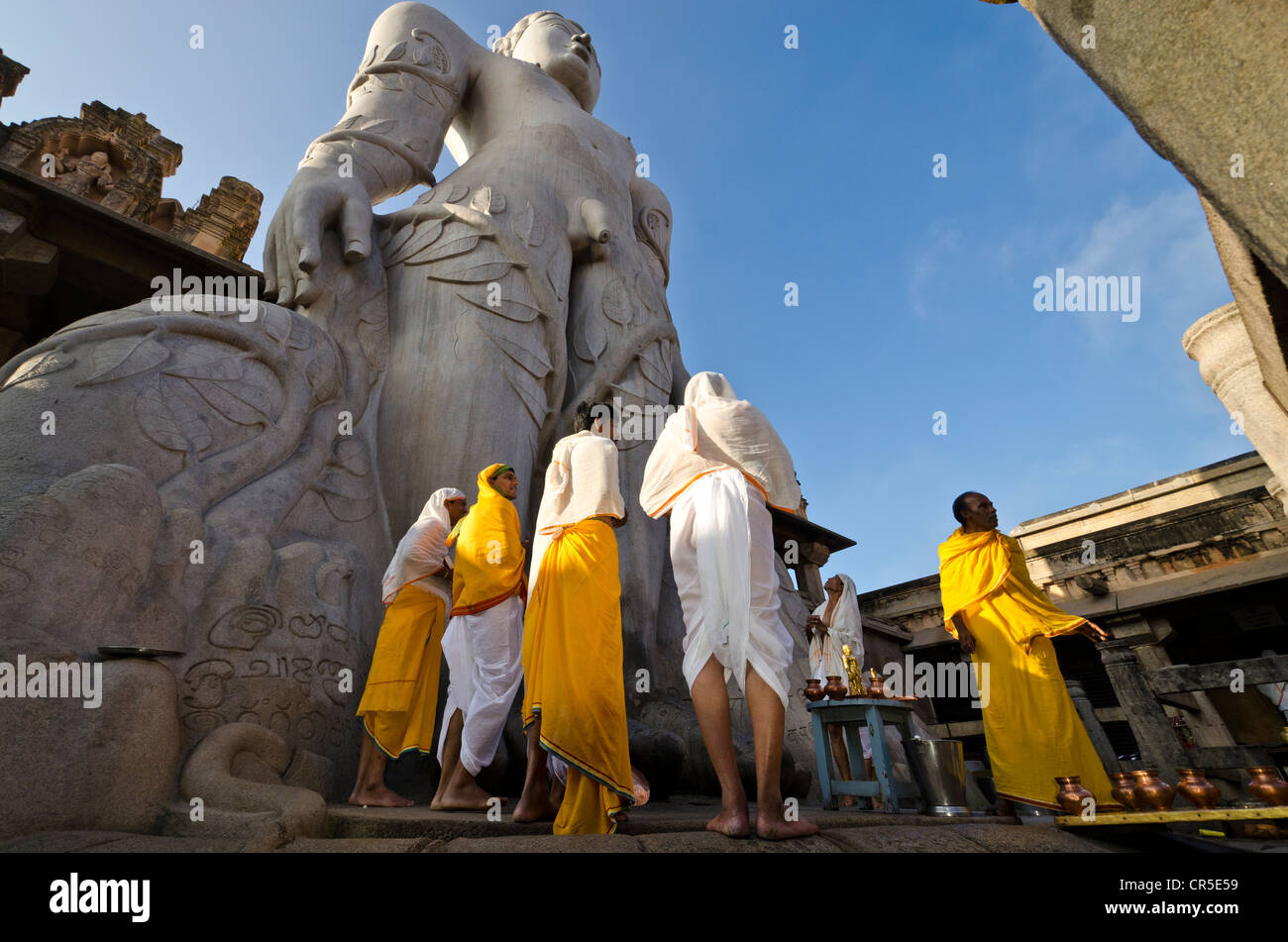 Jain sont pèlerins récitant des textes religieux au pied de la gigantesque statue de Gomateshwara , en Inde, Asie Banque D'Images