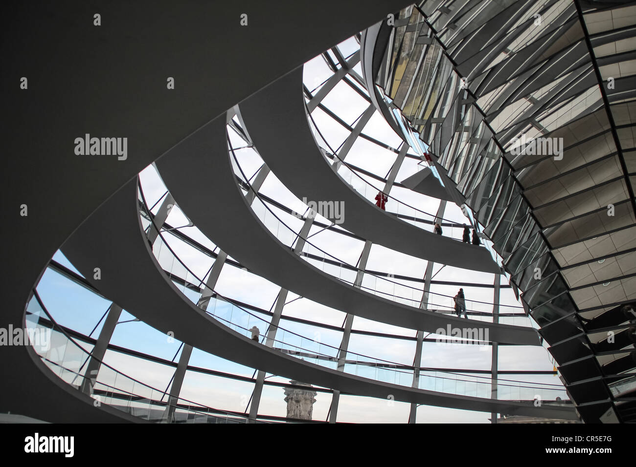 Le dôme de verre et d'acier du bâtiment du Reichstag à Berlin, en Allemagne, construit par l'architecte Norman Foster Banque D'Images