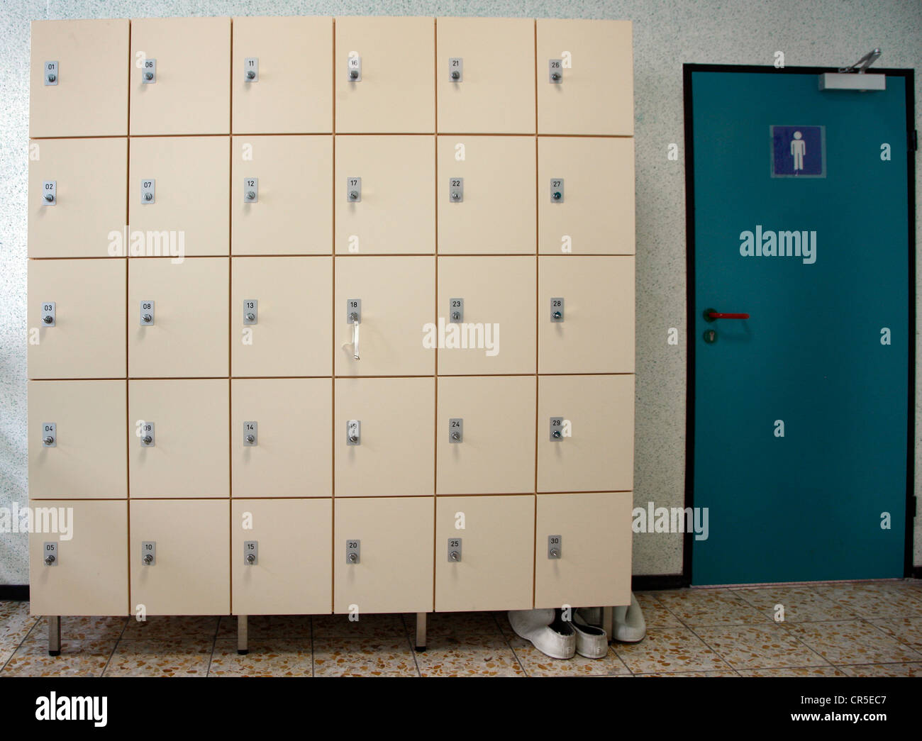 Casiers dans une salle de sport, vestiaire Photo Stock - Alamy