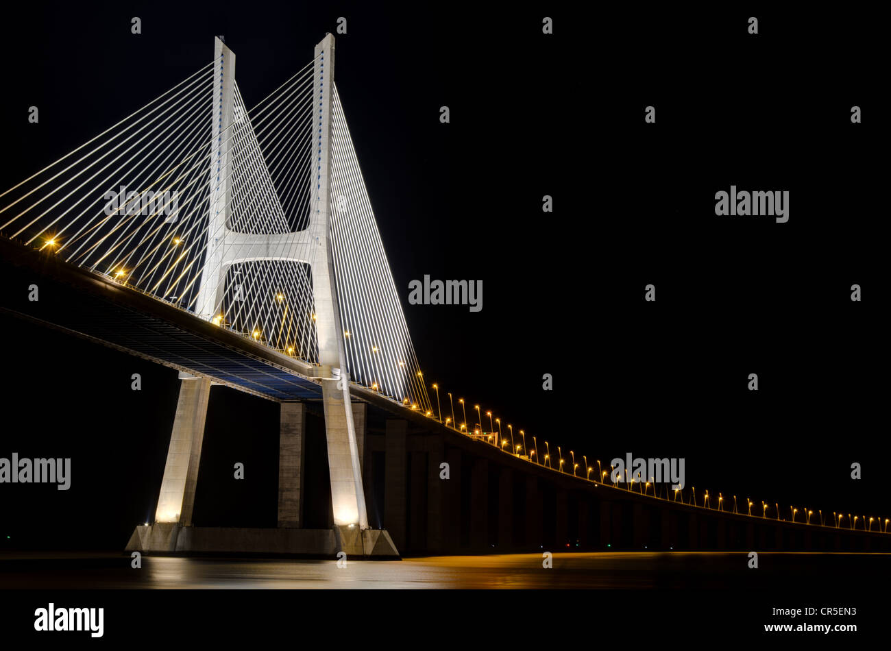 Pont Vasco da Gama à Lisbonne avec éclairage de nuit Banque D'Images