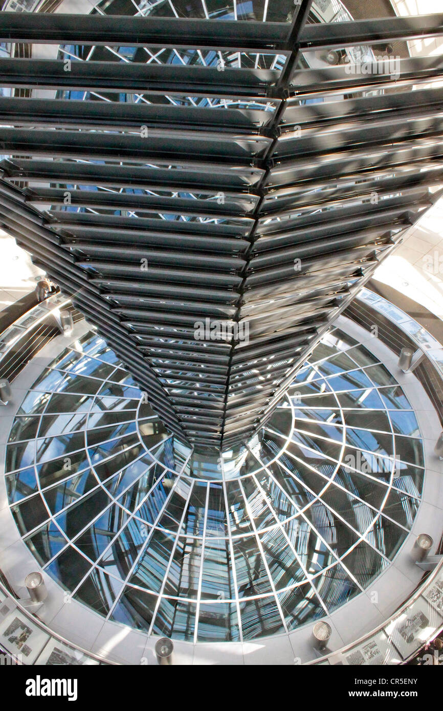 Le dôme de verre et d'acier du bâtiment du Reichstag à Berlin, en Allemagne, construit par l'architecte Norman Foster Banque D'Images