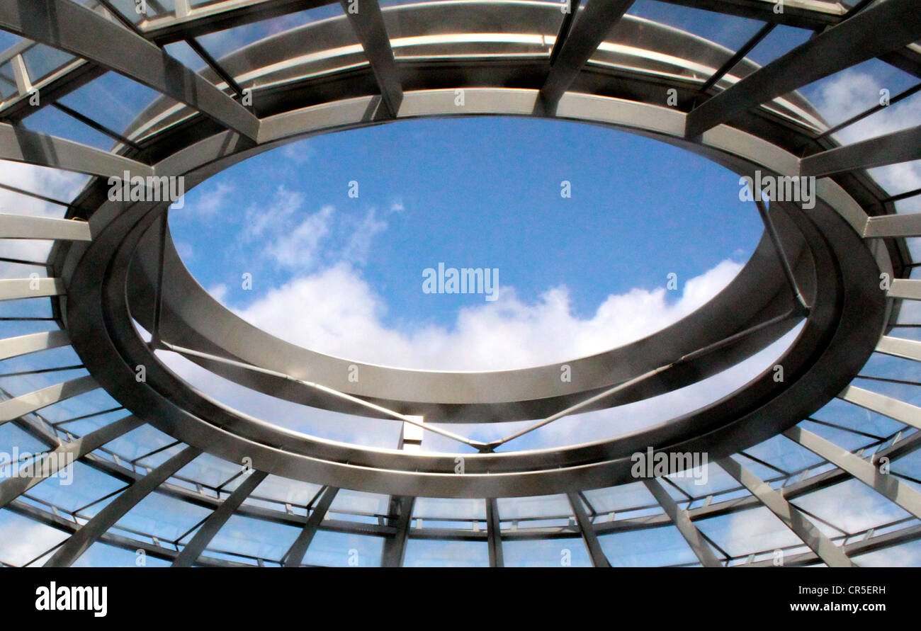 Le dôme de verre et d'acier du bâtiment du Reichstag à Berlin, en Allemagne, construit par l'architecte Norman Foster Banque D'Images