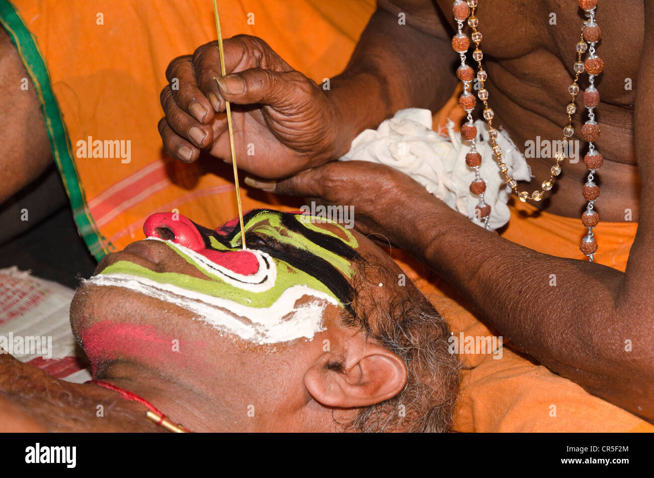 La composition de la caractère Kathakali Ravana est appliquée, Perattil, Kerala, Inde, Asie Banque D'Images