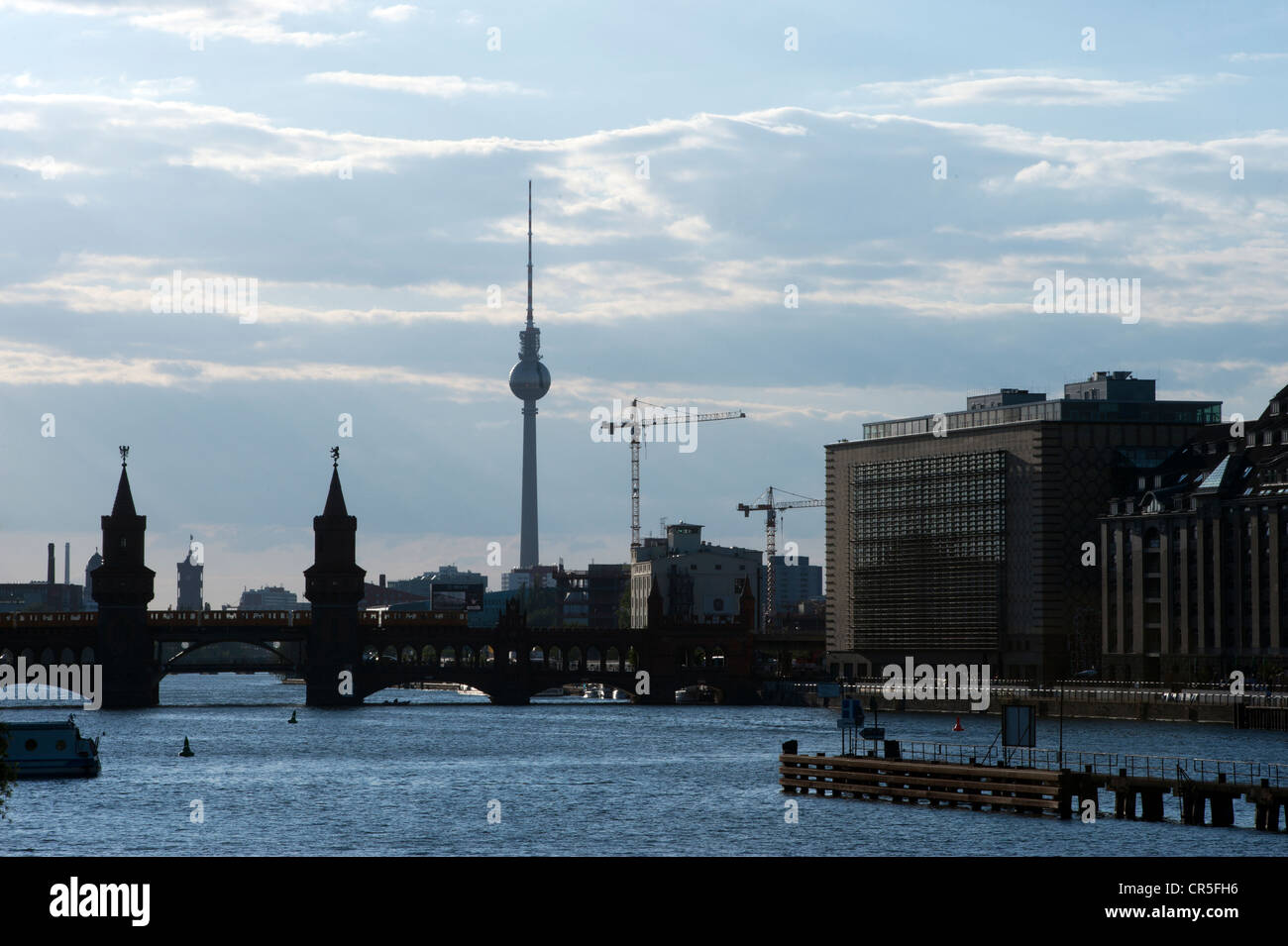 Vue sur la rivière Spree avec le pont et l'Oberbaumbruecke televisiontower en arrière-plan lors d'un coucher de soleil d'été, Berlin Banque D'Images