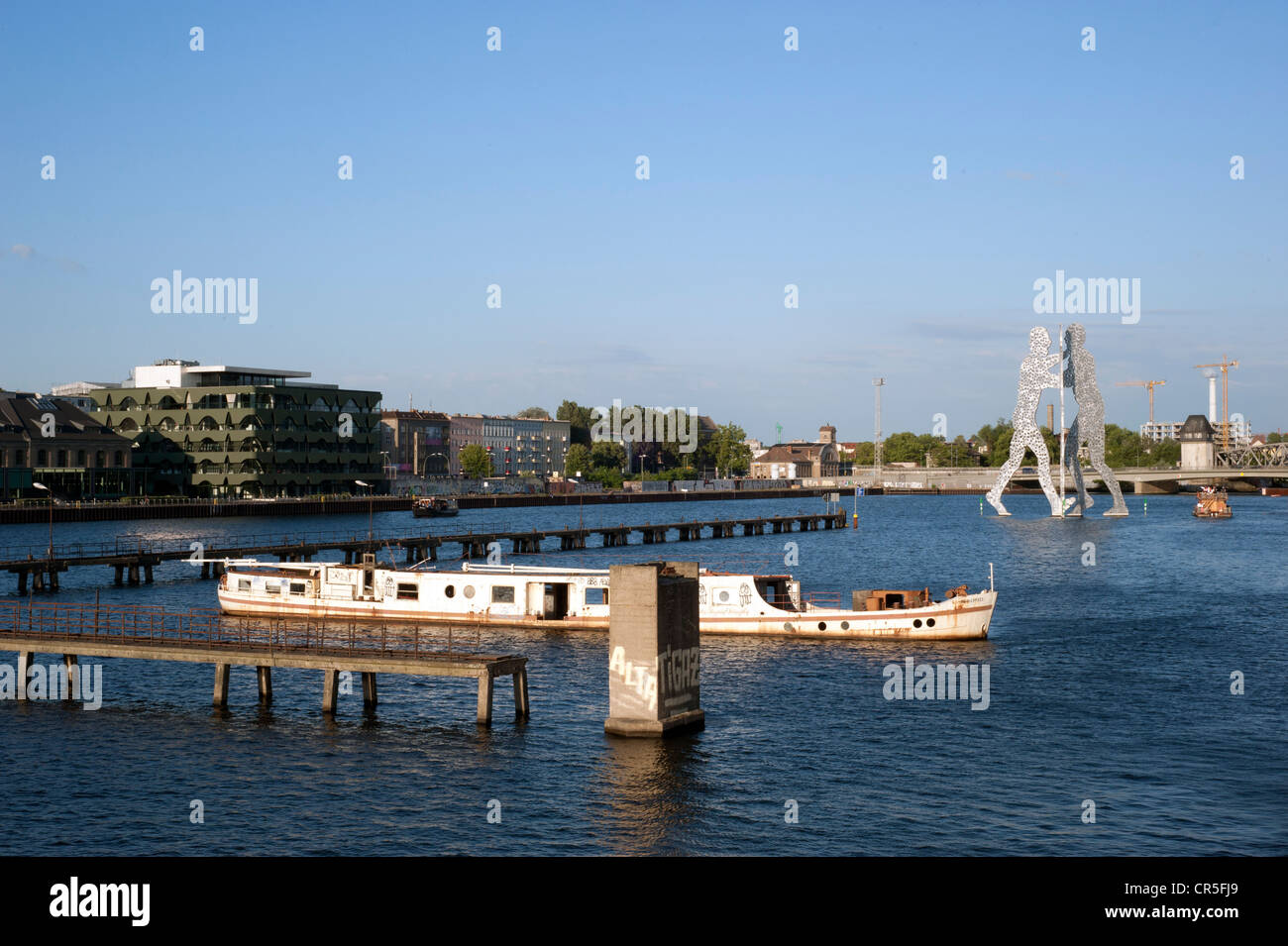 La sculpture Molecul homme par Jonathan Borofsky et un bateau dans la rivière Spree, Berlin Banque D'Images