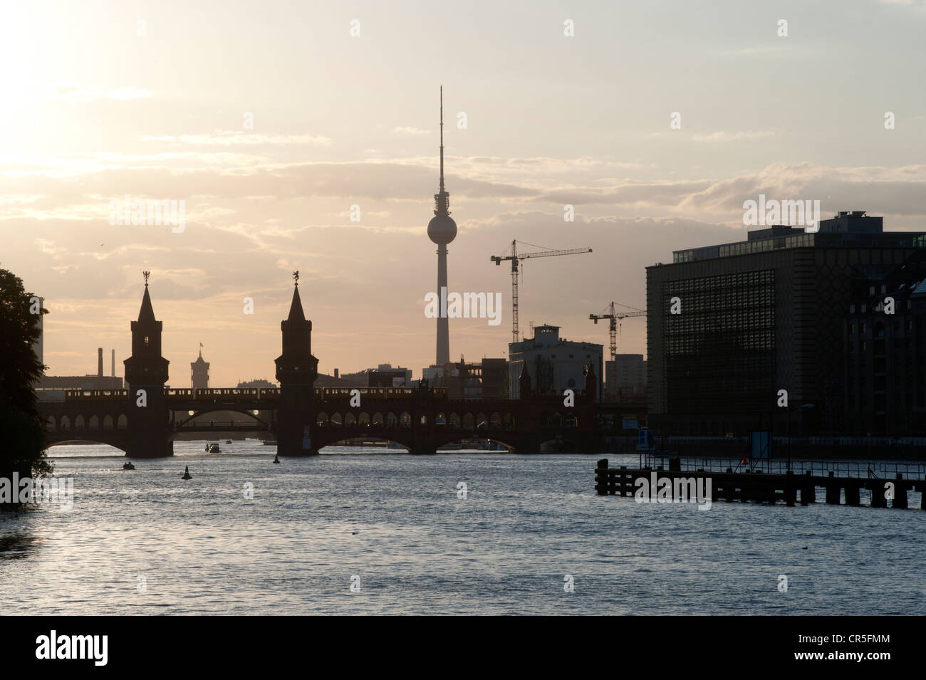 Vue sur la rivière Spree avec le pont et l'Oberbaumbruecke televisiontower en arrière-plan lors d'un coucher de soleil d'été, Berlin Banque D'Images