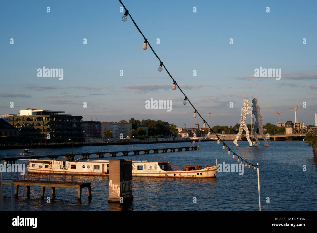 La sculpture Molecul homme par Jonathan Borofsky et un bateau dans la rivière Spree, Berlin Banque D'Images