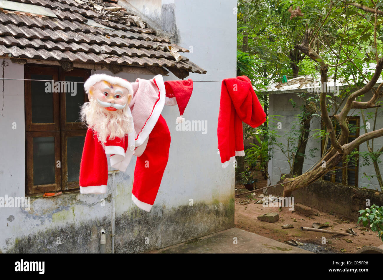 Costume père noël séchant sur un fil à linge après Noël dans Munnar, Kerala, Inde, Asie Banque D'Images