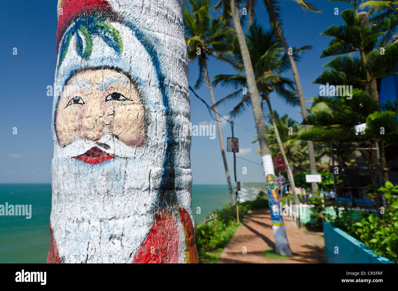 Père Noël peint sur un palmier au moment de Noël de Varkala, Kerala, Inde, Asie Banque D'Images