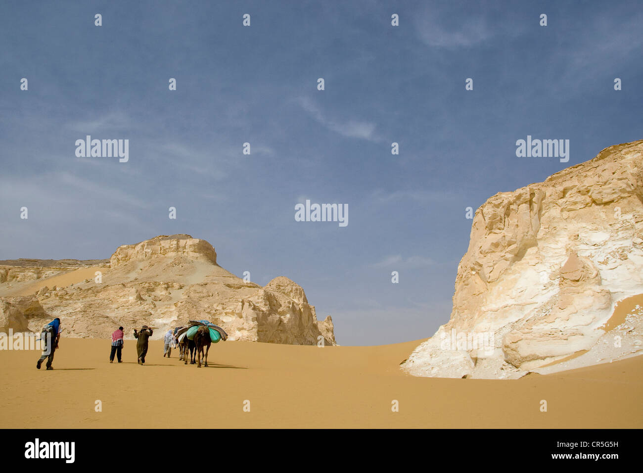L'Egypte, de l'Est Sahara, désert blanc, randonnée pédestre Banque D'Images