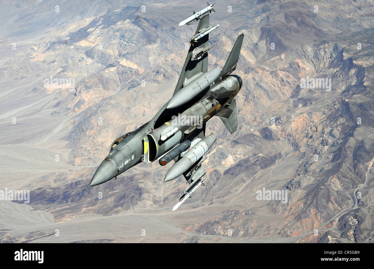 Une armée US Air Force F-16 Fighting Falcon manoeuvres lors d'une mission de formation le 28 avril 2011 à Nevada. Banque D'Images