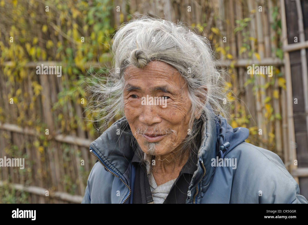 Un vieil homme avec les traditionnelles Apatani hairstyle avec le noeud à son front, Hong village dans les collines de la région Ziro Banque D'Images