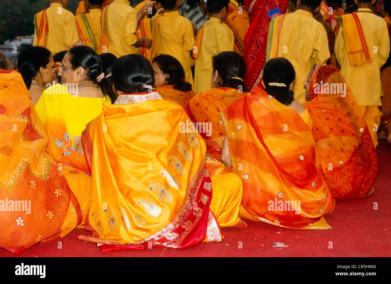 Un groupe de femmes de se joindre à la cérémonie à Aartii Ram Jhula à Rishikesh, Uttarakhand, anciennement l'Uttaranchal, Inde, Asie Banque D'Images