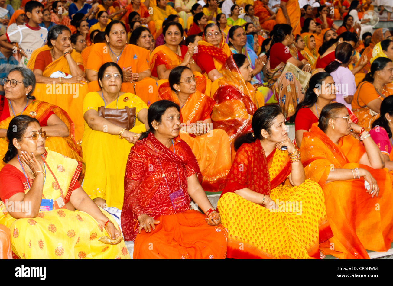 Un groupe de femmes de se joindre à la cérémonie à Aartii Ram Jhula à Rishikesh, Uttarakhand, anciennement l'Uttaranchal, Inde, Asie Banque D'Images