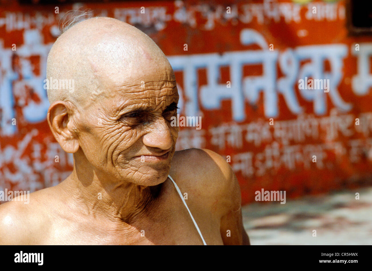 Vieux brahmane à Har Ki Pauri Ghat à Haridwar, Uttarakhand, anciennement l'Uttaranchal, Inde, Asie Banque D'Images