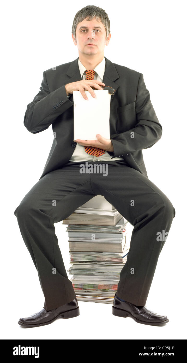 Businessman Sitting on Stacked Books Présentation blanc vide Livre relié Banque D'Images