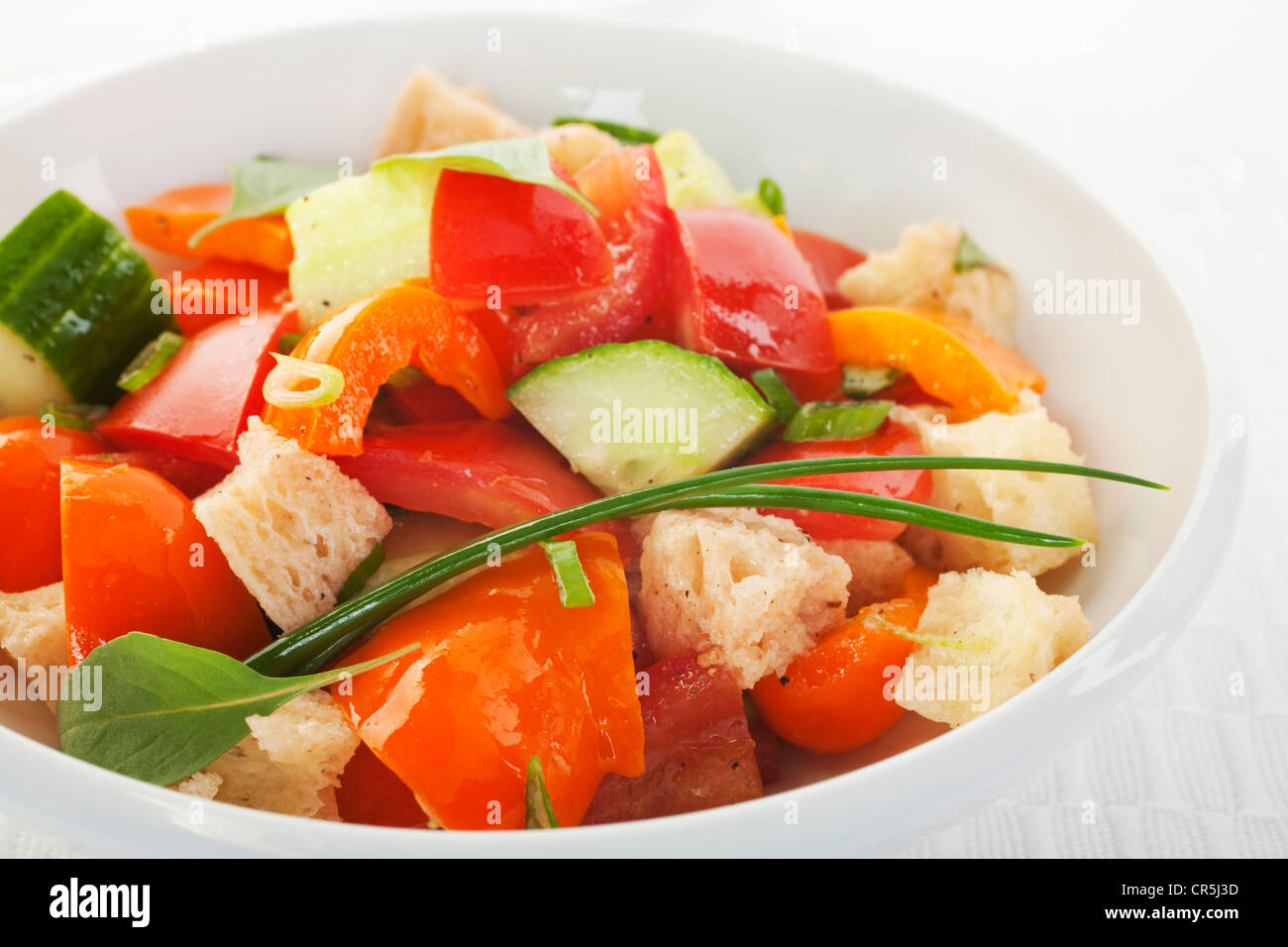 Une salade italienne, cela a des morceaux de tomate, poivron, concombre et dans un viaigrette ciabatta, vinaigrette Banque D'Images