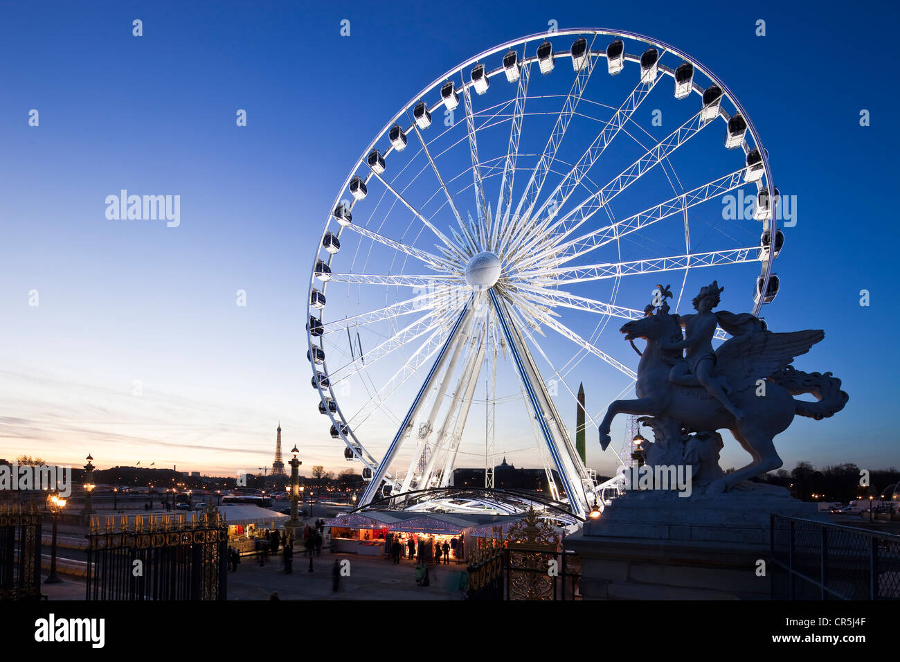 France, Paris, la Place de la Concorde, l'un des chevaux de Marly et la Grande Roue (2009) Banque D'Images