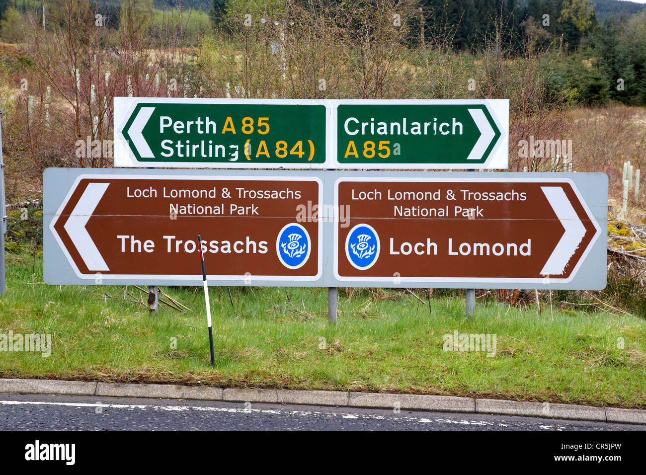 Roadsign sur l'A85 en Ecosse Perth à crianlarich road montrant les Trossachs et le parc national de Loch Lomond signe Banque D'Images