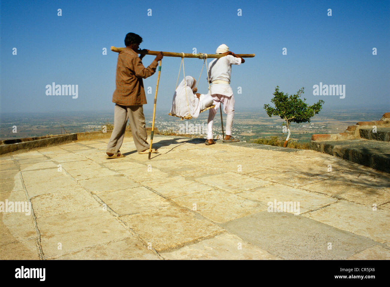 Service Transport pour ceux qui sont incapables de monter les escaliers jusqu'à 3,500 Shatrunjaya, Palitana, Gujarat, Inde, Asie Banque D'Images