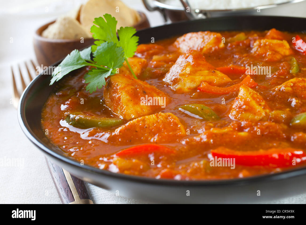 Chicken Jalfrezi avec riz et poppadums. Banque D'Images