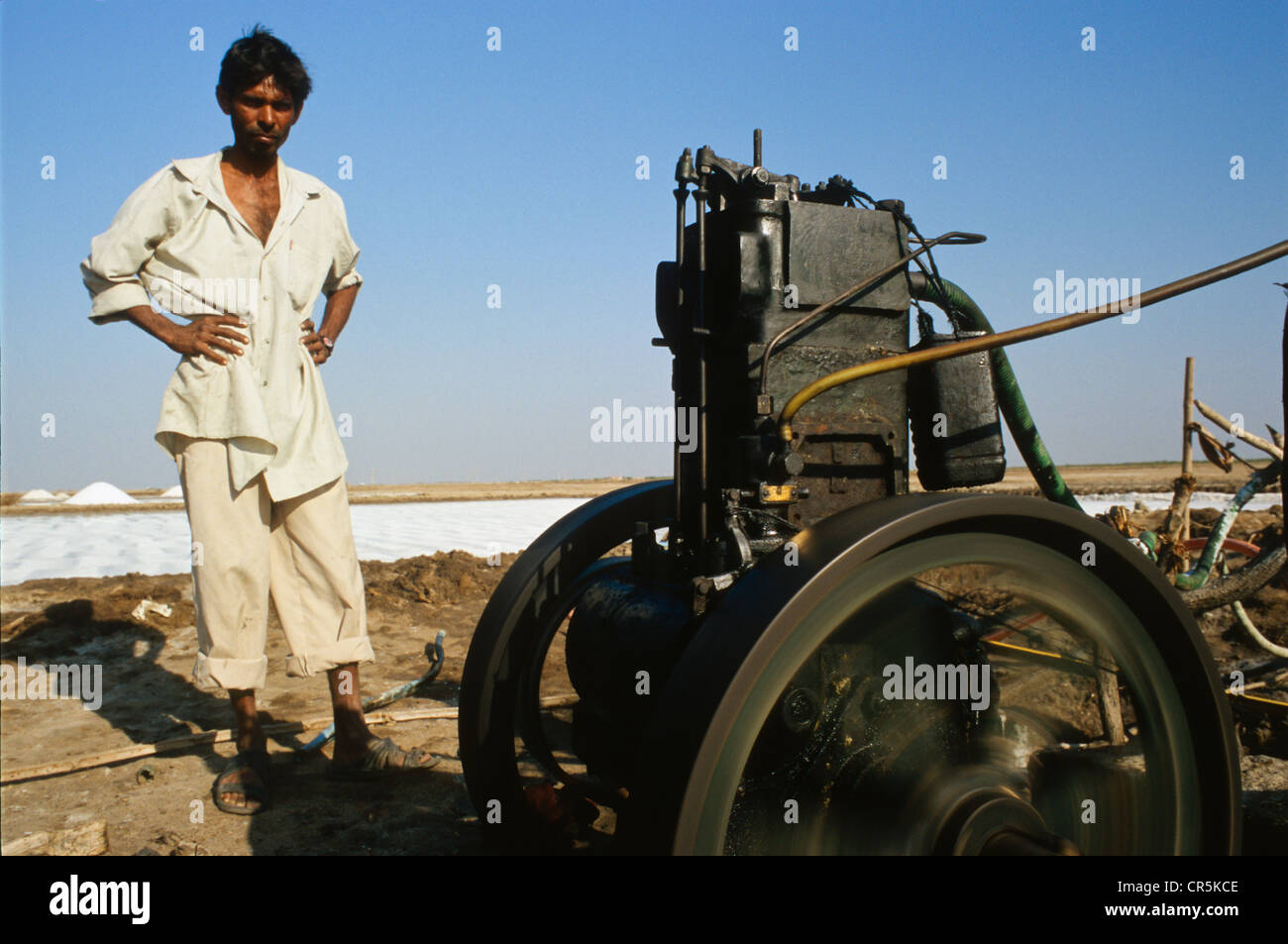 Vieux équipements techniques pour la production de sel, Malya, Gujarat, Inde, Asie Banque D'Images