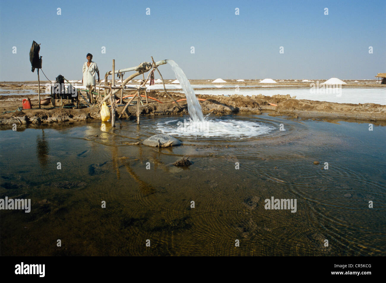 La production de sel avec de vieux équipements techniques, Malya, Gujarat, Inde, Asie Banque D'Images