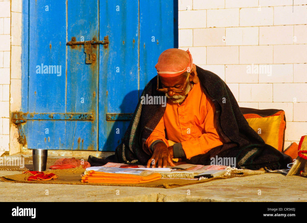 Vieil homme à étudier les saintes écritures de l'Hindouisme, Junagadh, Gujarat, Inde, Asie Banque D'Images
