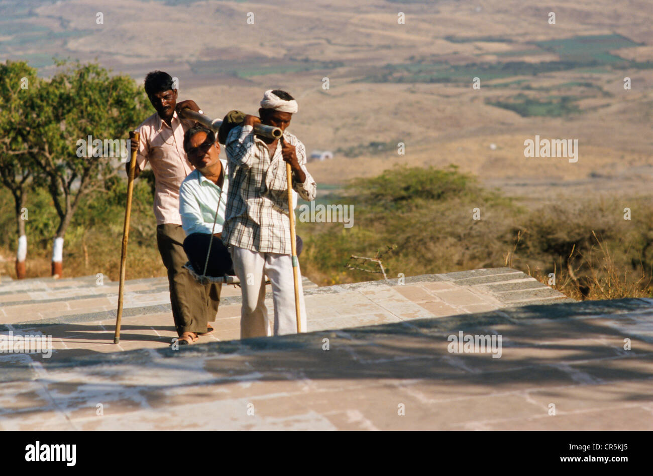 Service Transport pour ceux qui sont incapables de monter les escaliers jusqu'à 3,500 Shatrunjaya, Palitana, Gujarat, Inde, Asie Banque D'Images