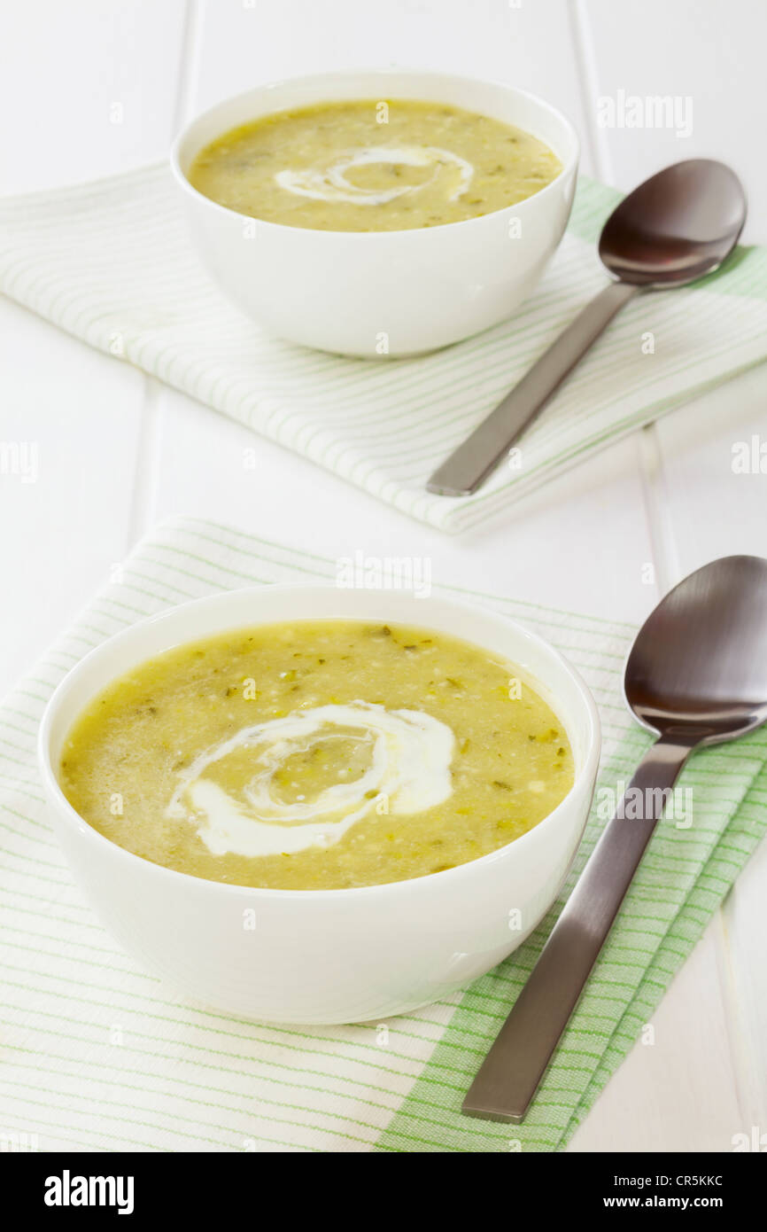 Deux bols de soupe courgette courgette ou crème, incandescent. Banque D'Images