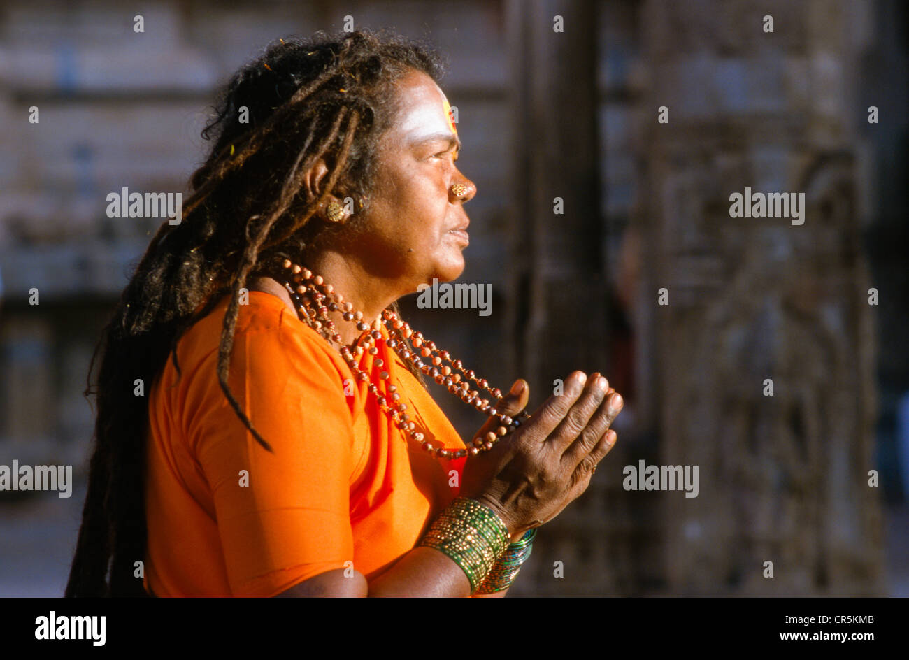 Dévot priant à l'intérieur des temples, Srirangam Tiruchirappalli, Tamil Nadu, Inde, Asie Banque D'Images