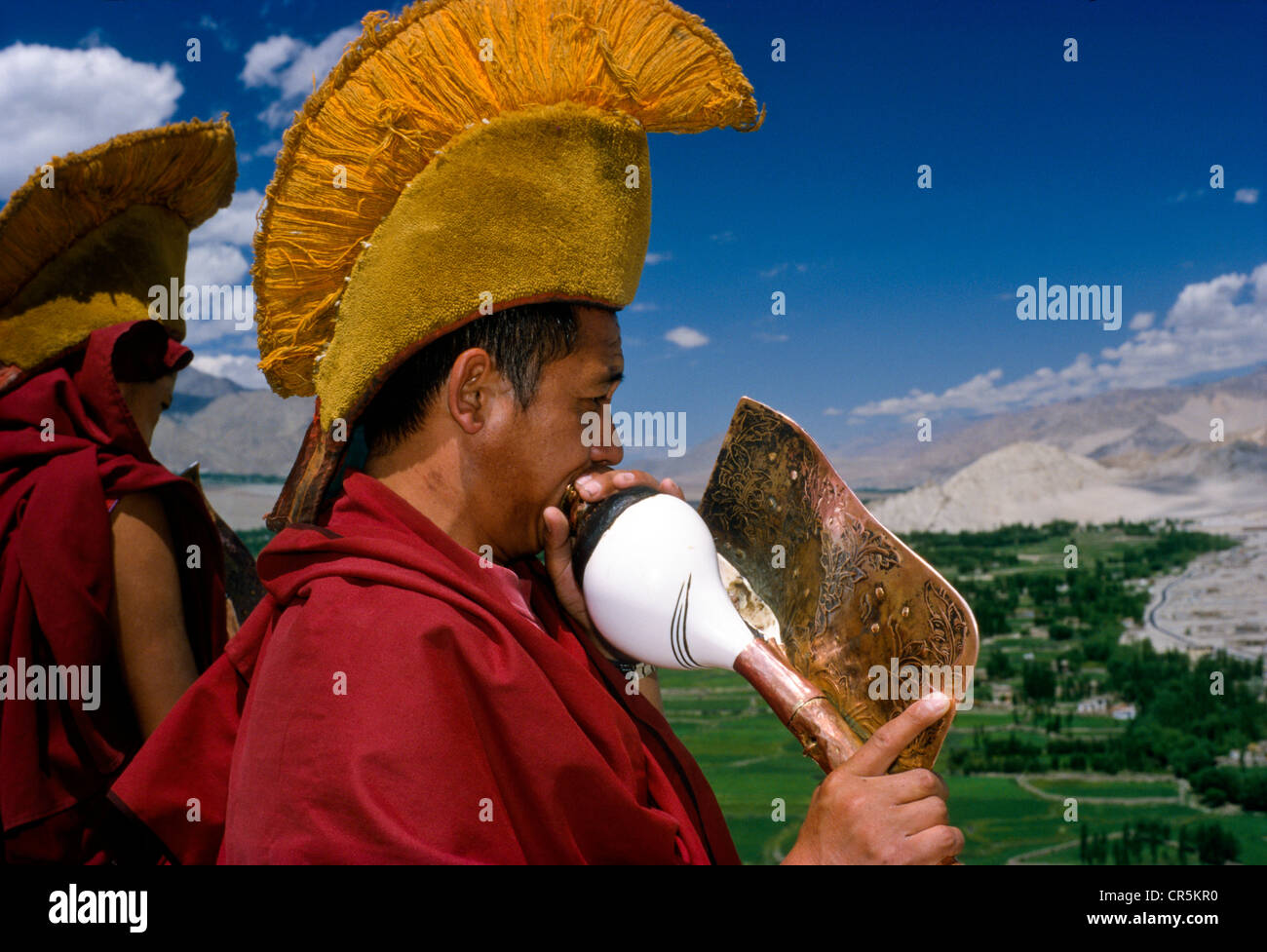 Monks appelant à la matinée, Pooja, Thiksey Jammu-et-Cachemire, l'Inde, l'Asie Banque D'Images