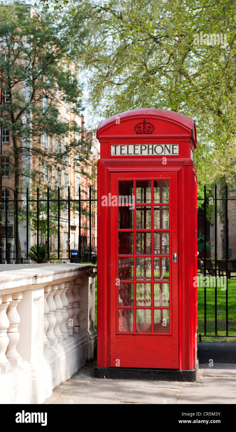 Cabine téléphonique rouge à Mayfair, Mount Street Gardens, Londres, Angleterre, Royaume-Uni, Europe Banque D'Images