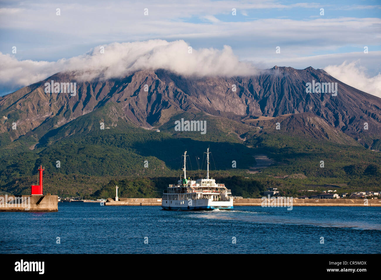 L'île de Kyushu, Japon, Kagoshima, ferry reliant l'île de Sakurajima avec le volcan Sakurajima dans l'arrière-plan Banque D'Images