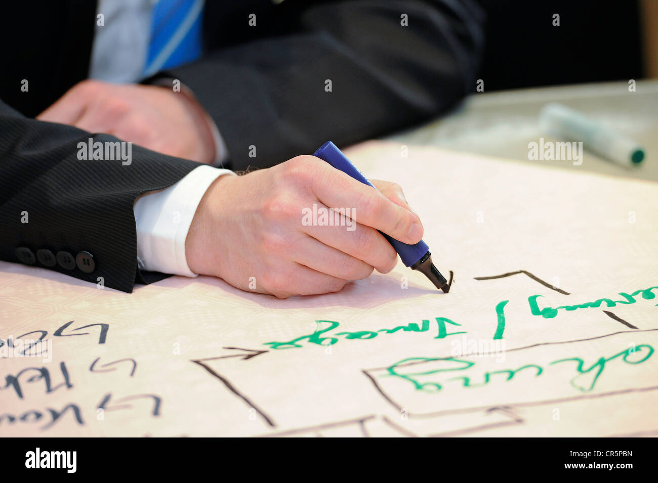 Mains d'un homme d'affaires écrit avec un stylo dans la main droite, Thuringe, Allemagne, Europe Banque D'Images