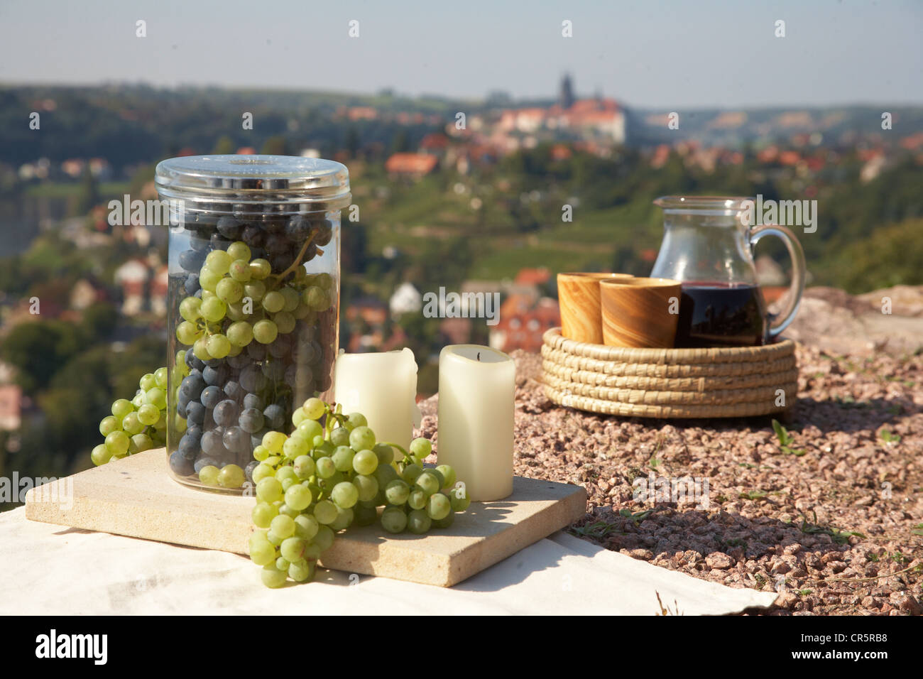 Nature morte avec du vin, des raisins, un décanteur à vin, vin tasses et des bougies, sur fond de Meissen, Saxe, Allemagne, Europe Banque D'Images