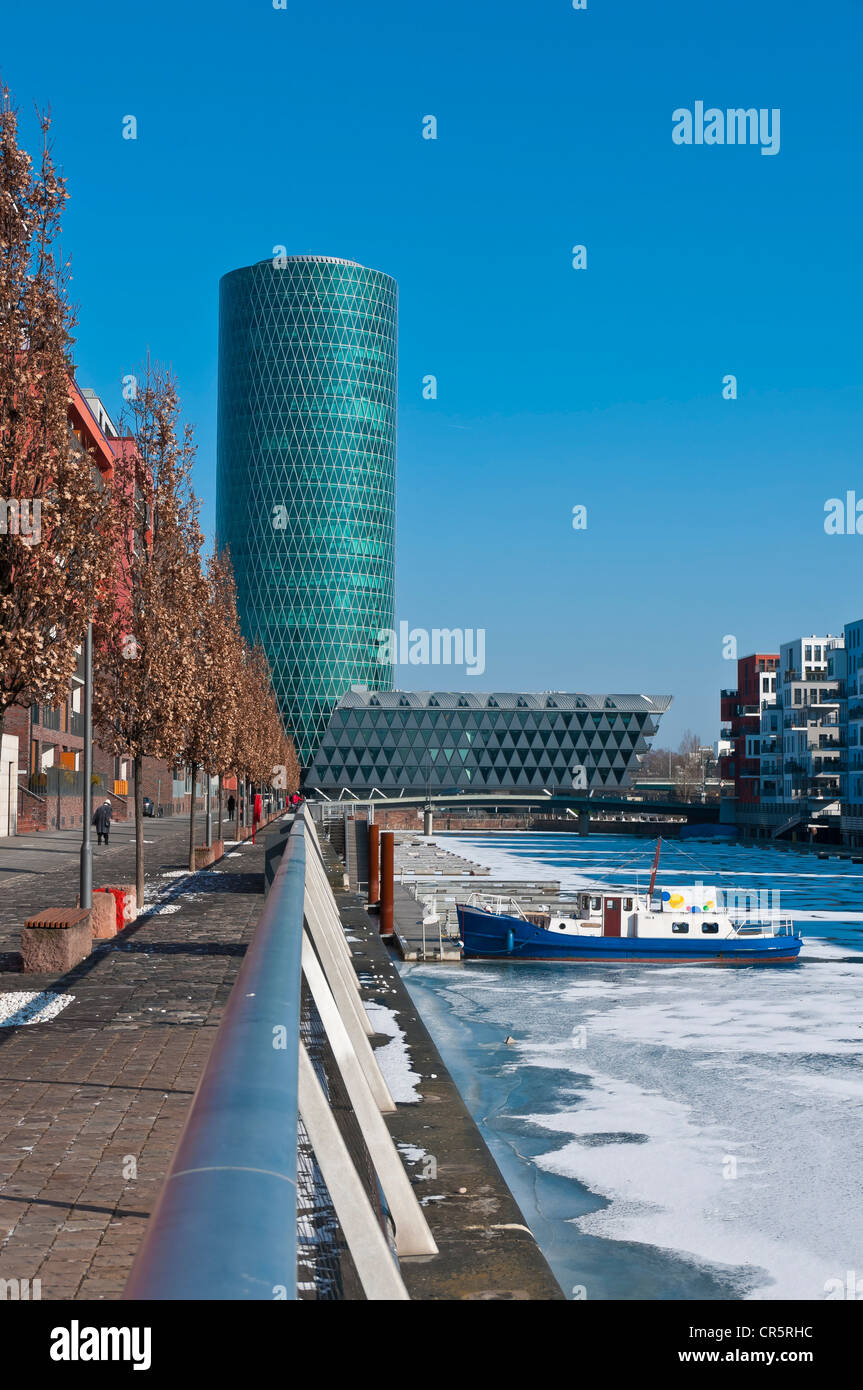 De la glace sur la rivière Main à Frankfurt's Port Ouest, regardant vers la tour Westhafen, surnommé Tour du vin de pomme après la forme Banque D'Images