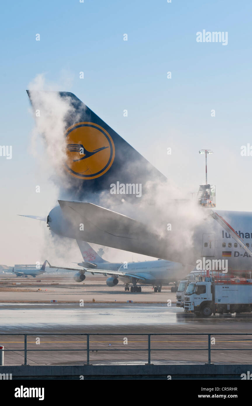 Queue d'un Lufthansa Boeing 747-430M en dégivrage à l'aéroport de Francfort, Hesse, Allemagne, Europe, PublicGround Banque D'Images