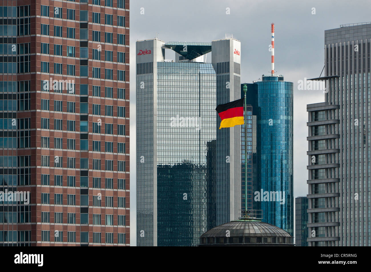 Drapeau allemand sur le dôme de Festhalle Frankfurt, salle des fêtes, des expositions de Francfort, en face des gratte-ciel Banque D'Images