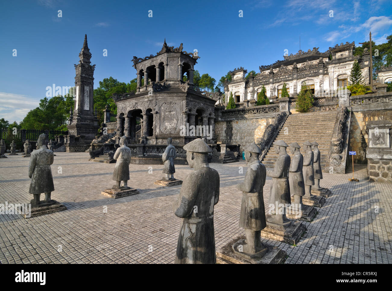 Tombeau de l'Empereur Khai Dinh, le Mausolée de statues en pierre, gardien Hue, UNESCO World Heritage Site, Vietnam, Asie Banque D'Images