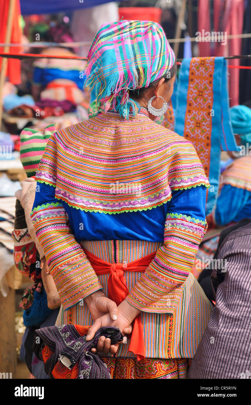 Marché du peuple, femme dans le costume de la minorité ethnique hmong, ethnie Hmong Fleurs, Sin Cheng District, Si Ma Cai Banque D'Images