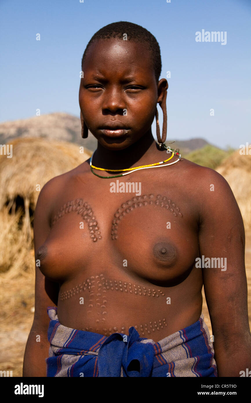 Femme de l'ethnie Mursi, Mago Parc National, près de Jinka, vallée de l'Omo, Ethiopie, Afrique du Sud Banque D'Images