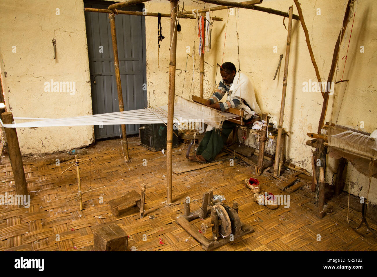 L'homme de la population Dorze, célèbres pour leurs couleurs vives avec des tissages, tissage sur un métier, près de l'Arba Minch, vallée de l'Omo Banque D'Images